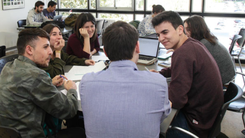 Universitaris estudiant a les taules de la facultat